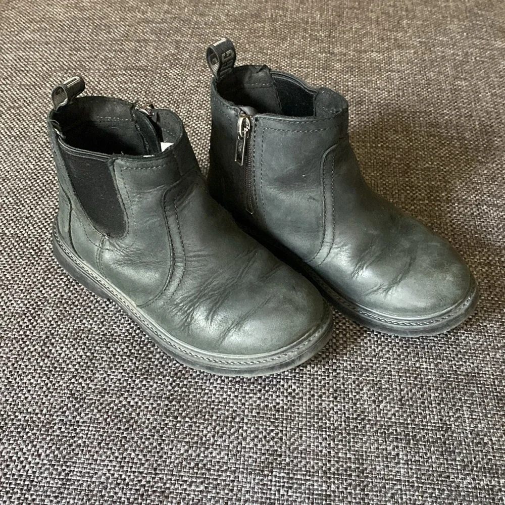 UGG Kids Boy's Bolden Boots Waterproof Black Leather Size 12 Toddler Little Kid